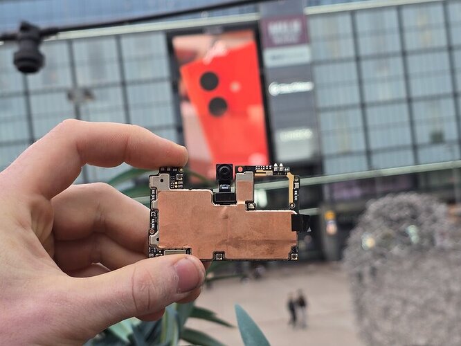 iFixit main board Day1 - credits frengel